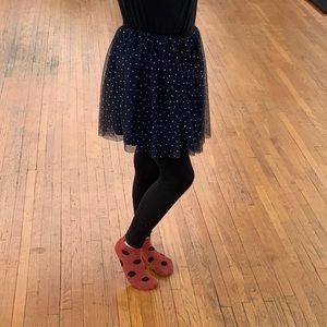 Glittery tulle skirt with a shimmering, elasticized waistband. Lined.